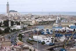 Image du Maroc Professionnelle de  Sur cette vue réalisée du restaurant panoramique de l'hôtel Anfa-Port on découvre au premier plan à gauche la plus ancienne mosquée de Casablanca "Ould El Hamra" située sur le Boulevard des Almohades et au fond au bord de l’océan la mosquée Hassan II, doté du plus haut minaret du monde, Samedi 11 Avril 2009. à droite les chantiers du Maroc au Port de Casablanca. (Photo / Abdeljalil Bounhar)

 